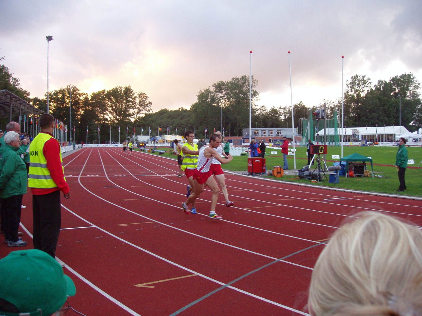 Foto mía cogiendo el relevo en la final del relevo 4x400 metros del Campeonato del Mundo de Assen 2006