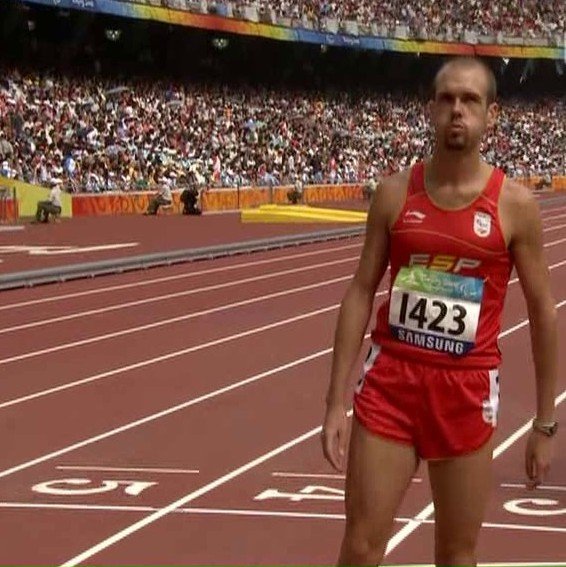 foto mia en la presentación antes de la salida de los 800 metros lisos de Pekín 2008