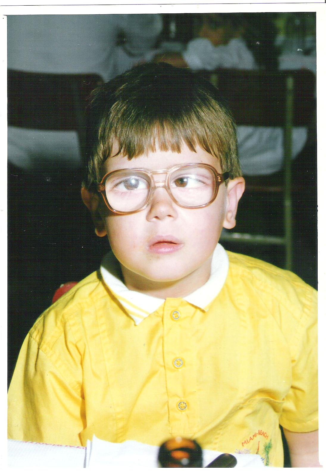 Foto de pequeño donde aparezco yo solo con mis gafillas de culo de vaso