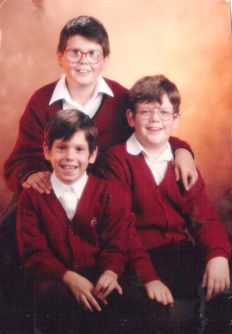 Foto donde aparezco con mis 2 hermanos de pequeños