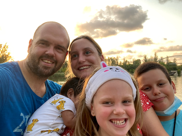 Foto de toda la familia con nuestra primera bebé chica de acogida