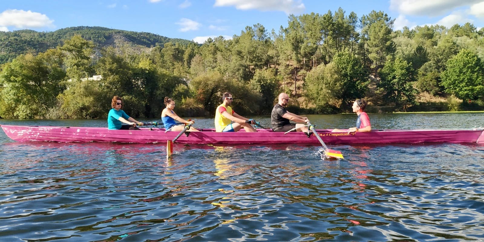 Remando en la yola en una concentración del equipo nacional de remo