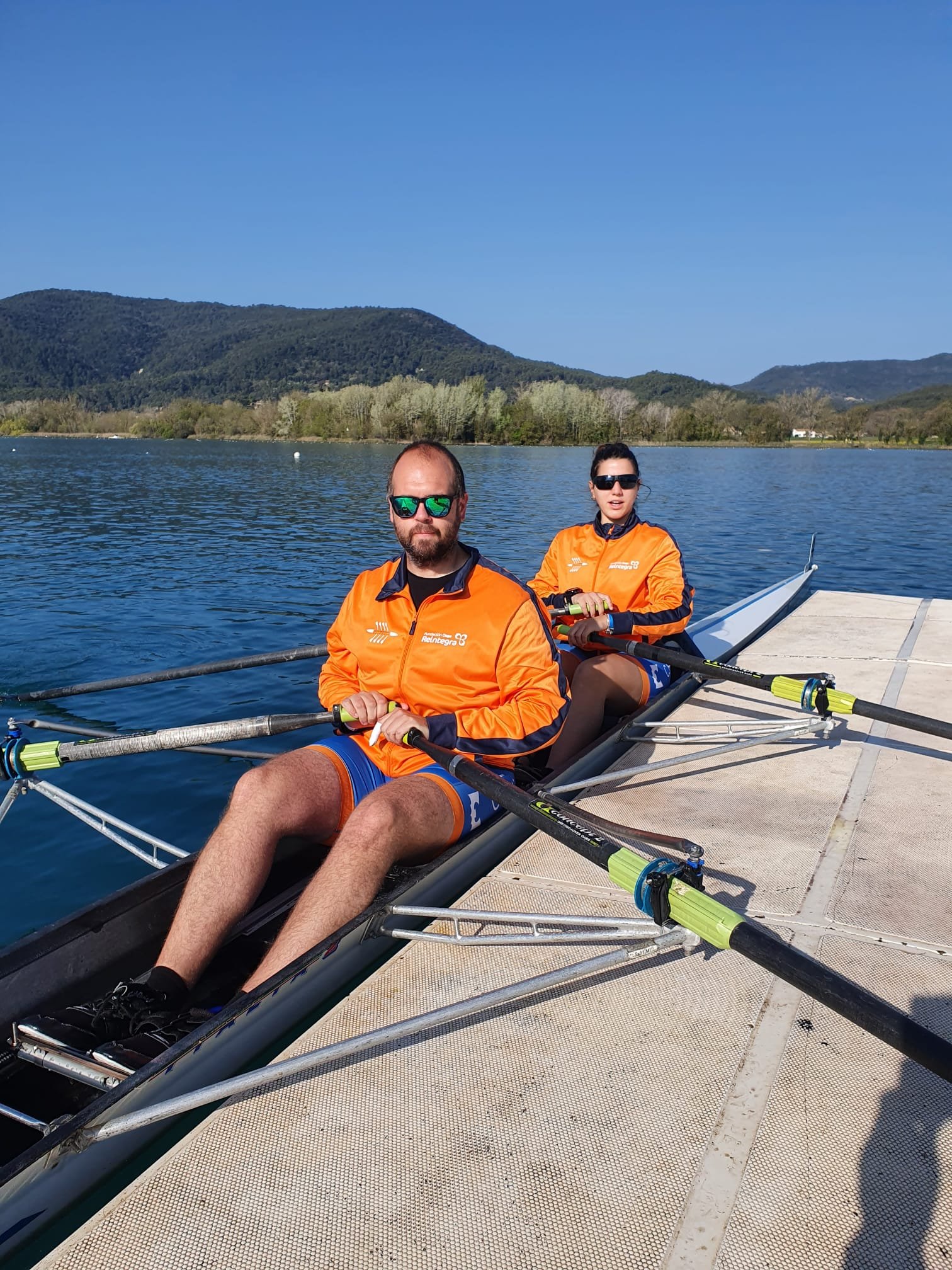 Foto posando con Bela en el doble antes de una regata