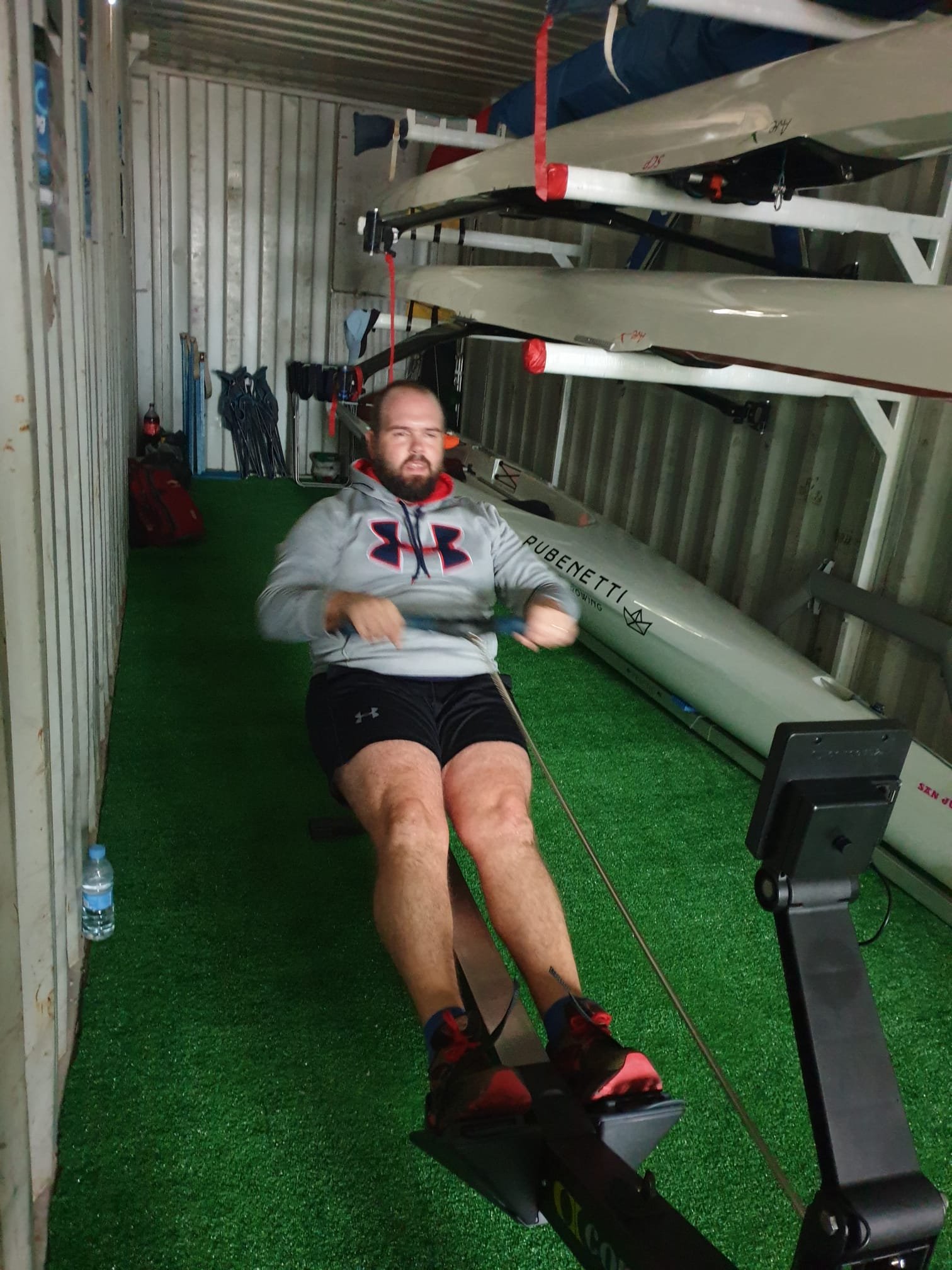 Foto remando en el ergo por primera vez en el contenedor del Club de Remo Ciudad de Valencia