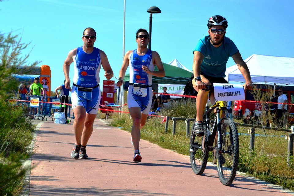 Foto corriendo cogido de la cuerda con mi guía en un triatlón siguiendo a la bici