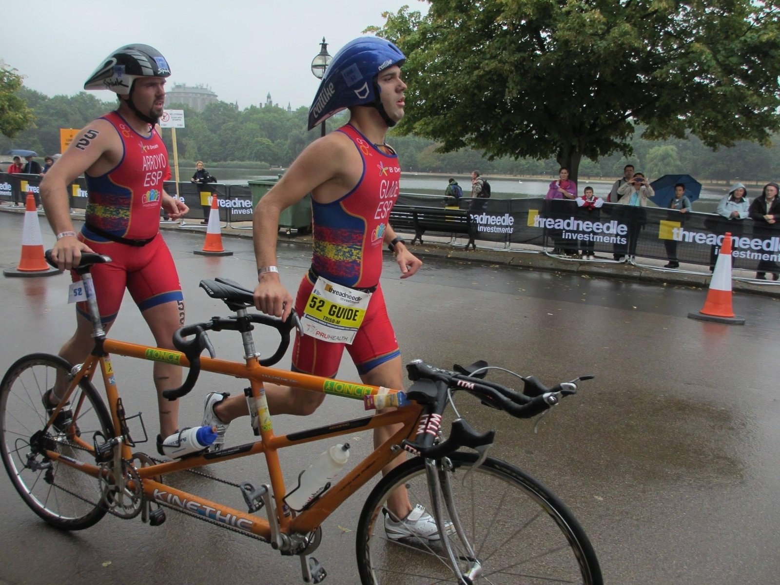 Foto corriendo llevando el tandem que se nos rompió en el mundial de Londres