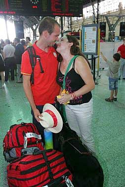 bonita foto con las maletas en la estación besando a Alba, que vino a recibirme con su perra guía Fronda.