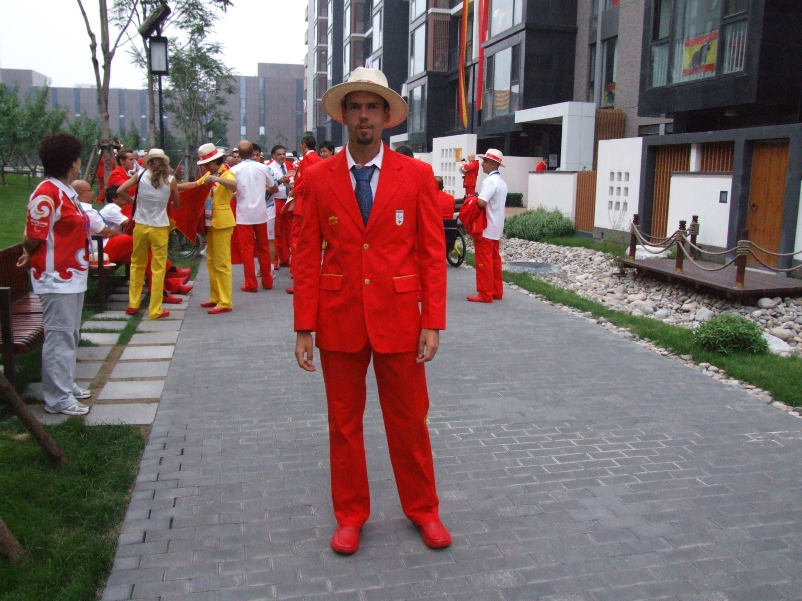 Foto con el traje rojo del desfile esperando a los compañeros en la Villa
