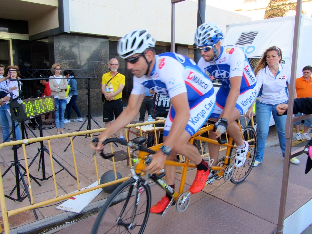 Foto en el tandem en la salida de una prueba de contrareloj, bajando la rampa