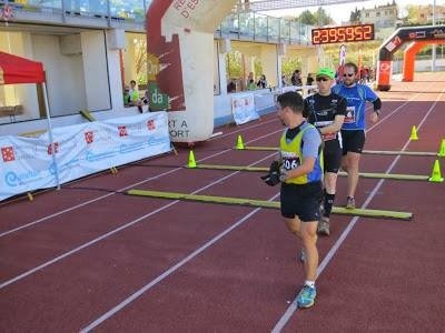 Cruzando la meta cogidos de la barra en una carrera de montaña con Oscar y Ricardo