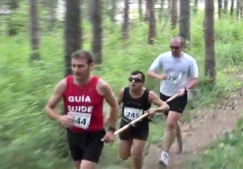 Foto en carrera cogidos de la barra Cirsto (guía), Charlie y yo, corriendo en un claro