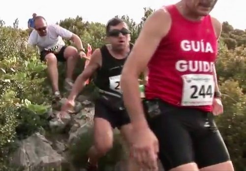 Foto en carrera de montaña, cogidos de la barra Cristo, Charlie y yo, bajando unas rocas