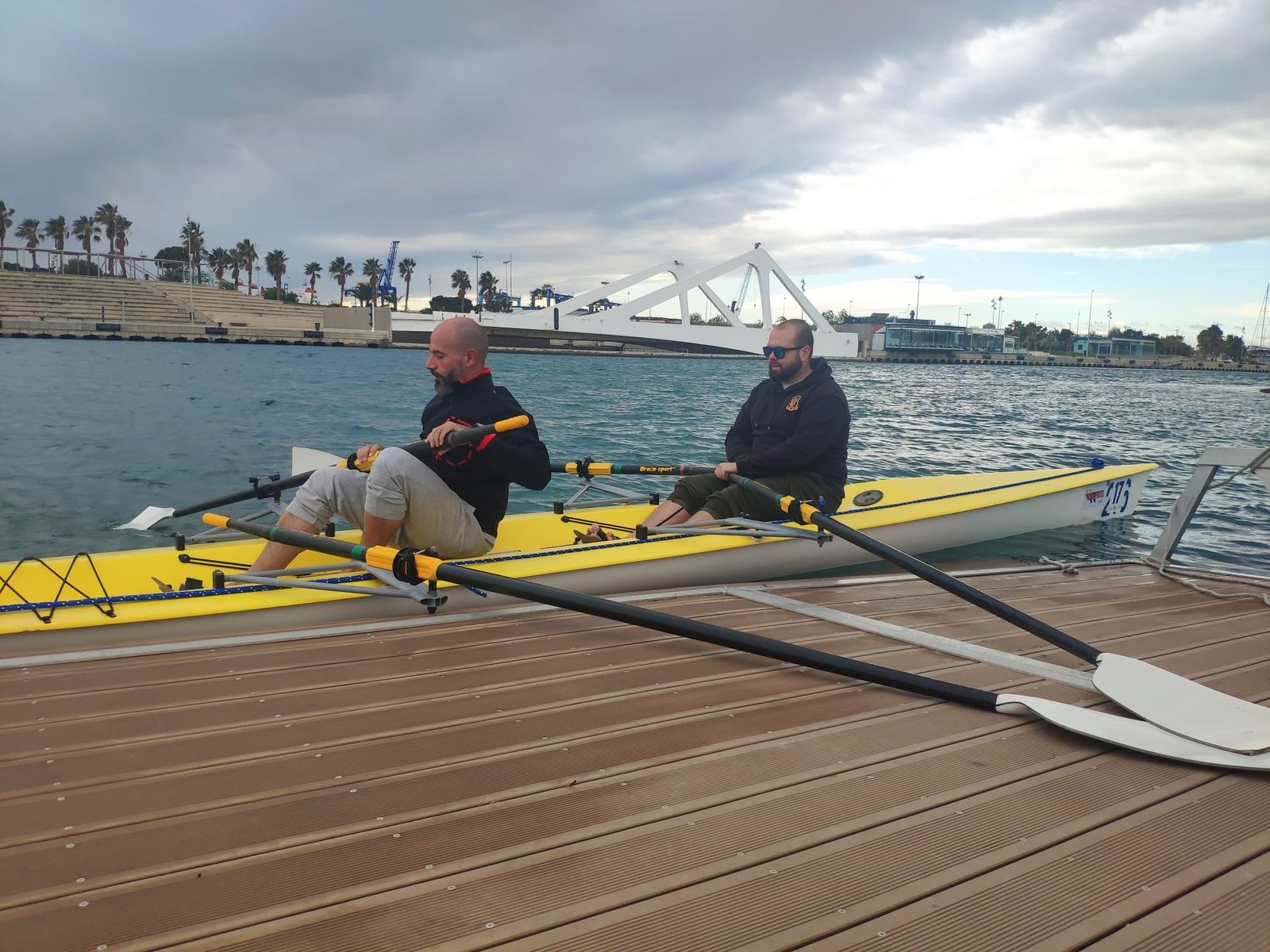 Foto montado en el remo de mar doble por primera vez, con Juanba