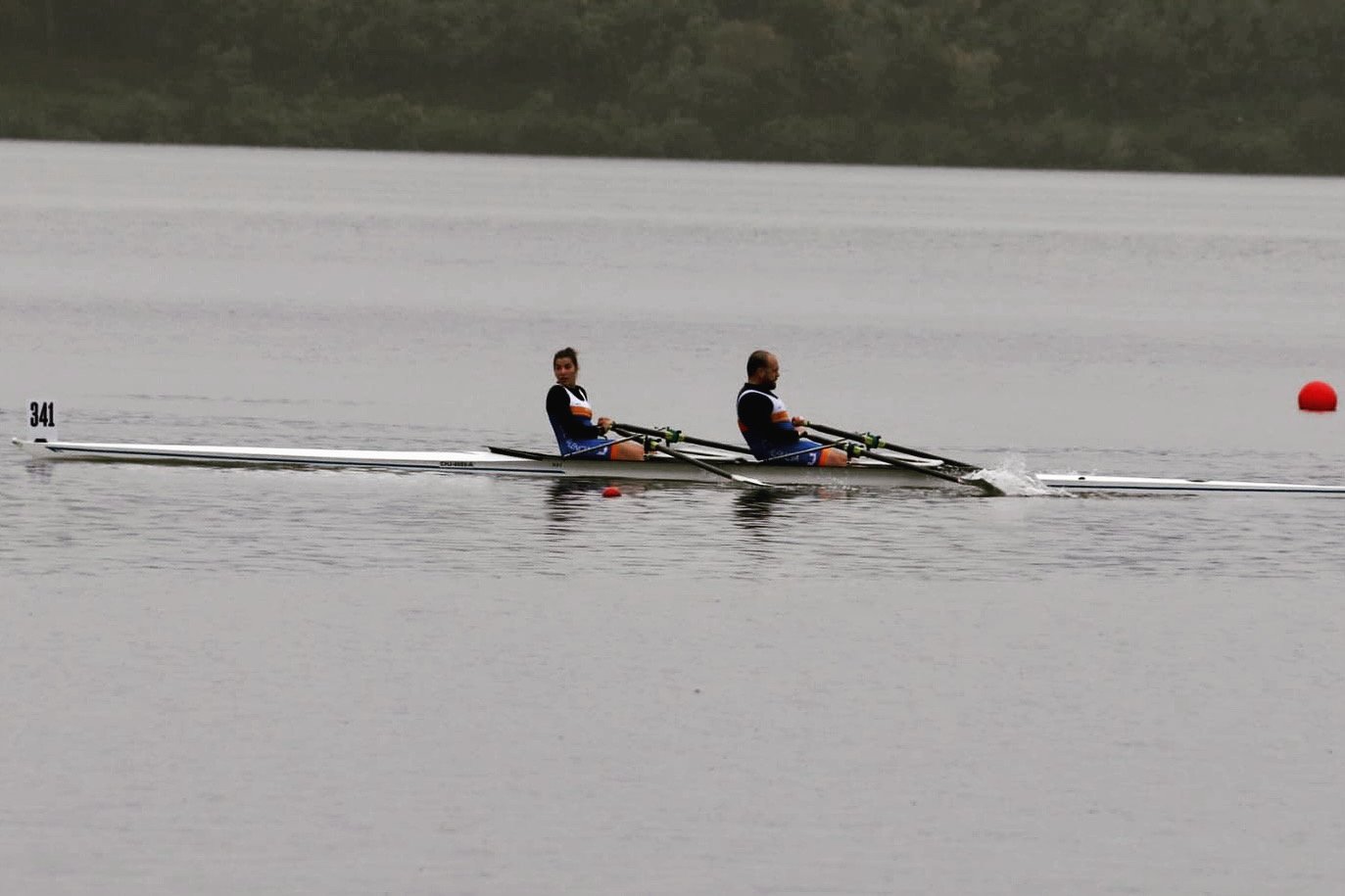 Foto remando con Bela en el doble olímpico en el campeonato de España de larga distancia