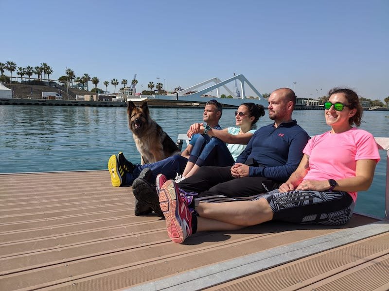 Foto sentados en el puerto mirando al horizonte con Marta, Erika, David Casinos y Farala su perra guía