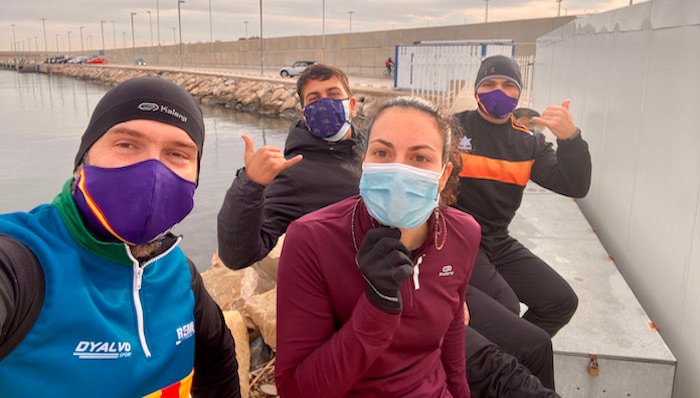 Foto en el puerto con Nacho, Erika y David, posando