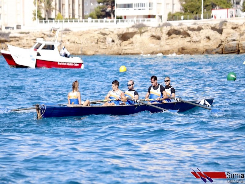 Foto remando en la yola en la regata del autonómico de yolas 4+