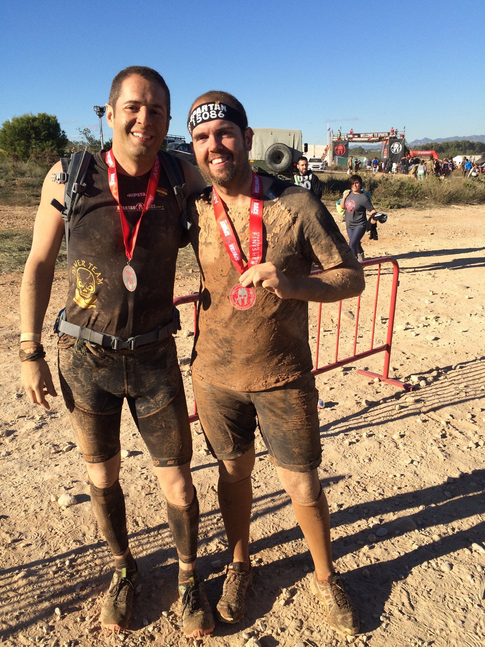 Foto posando con Joaquín llenos de barro y con nuestra medalla de finisher de la Spartan Race Valencia 2015