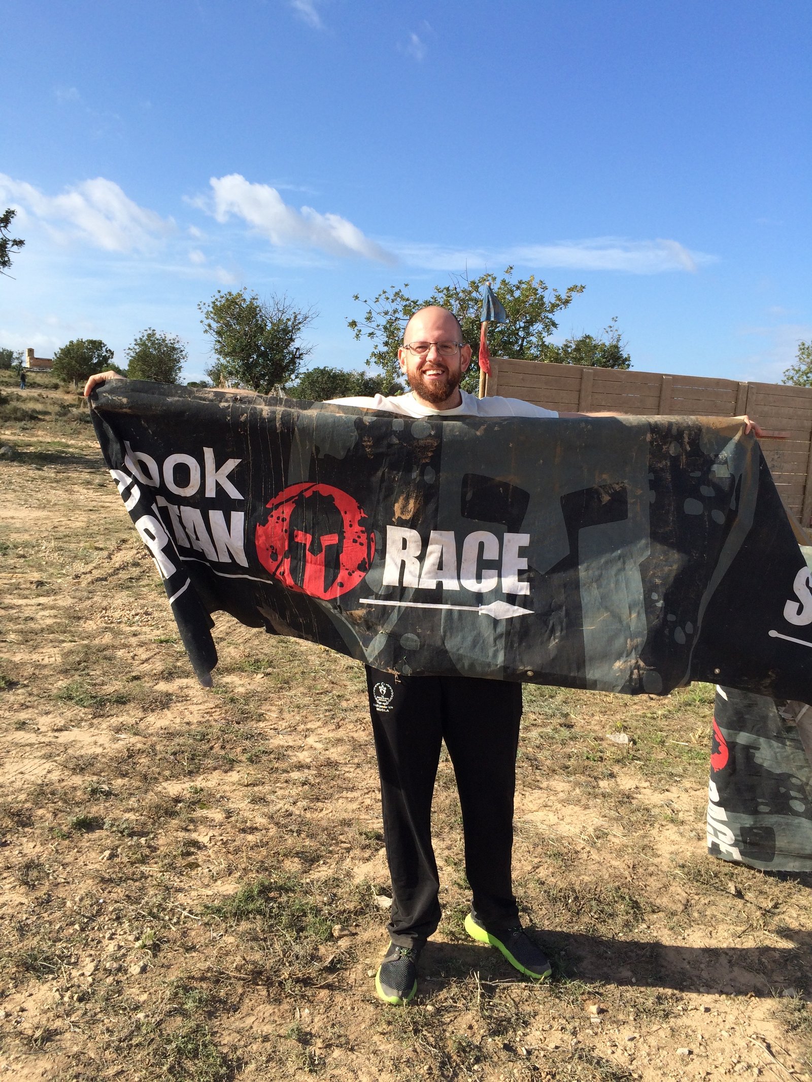 Foto de mi hermano David con un trozo de banderín de la Spartan