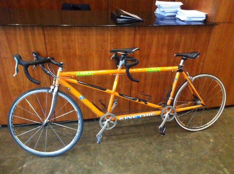 Foto del tandem amarillo que nos prestó la ONCE