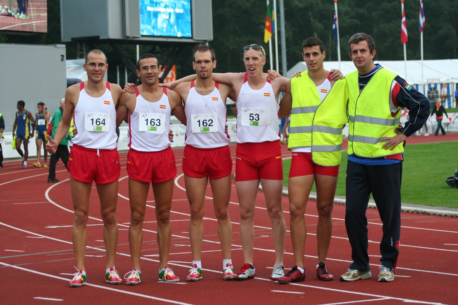 El equipo de 4x400m de Assen 2006 posando en la pista