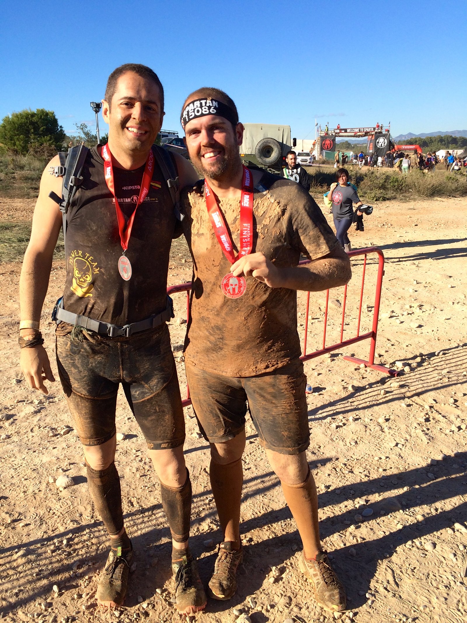 Posando tras acabar la Spartan Race con Joaquin, mi guia en 2015