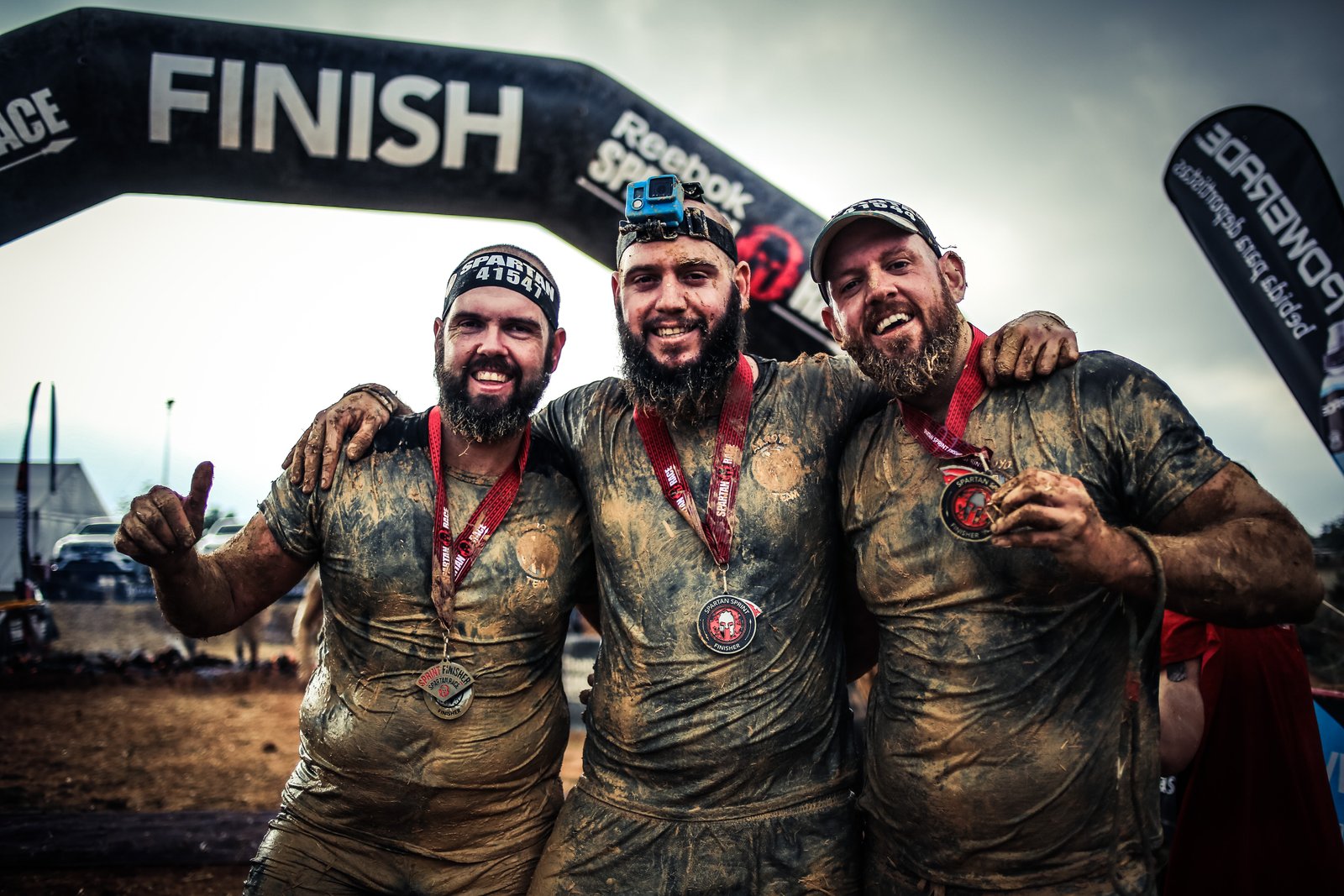 Arroyos posando con la medalla Spartan '16