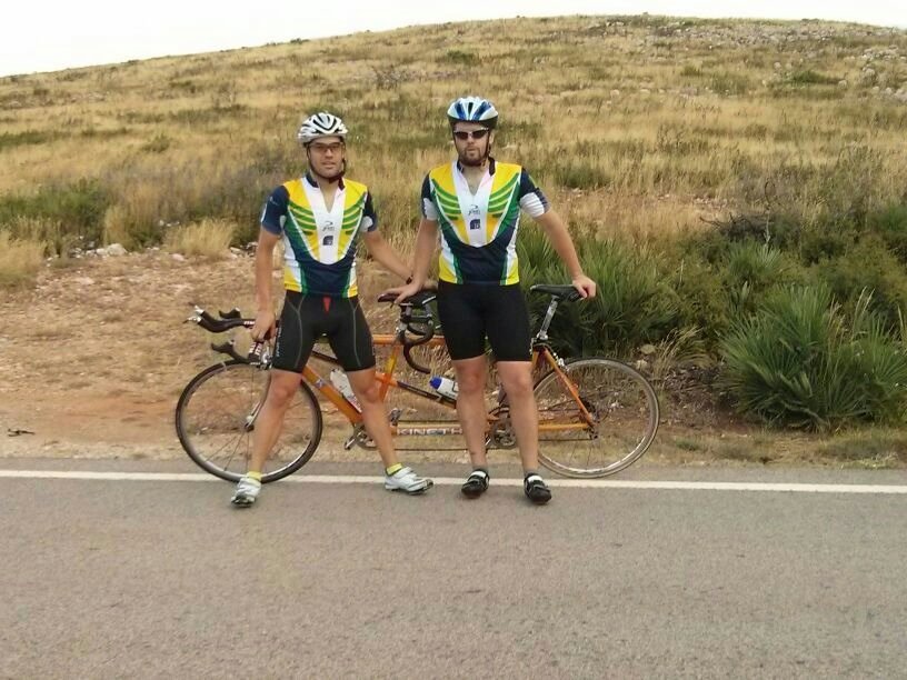 Con Rafel posando con el tandem en una salida por Dos Aguas