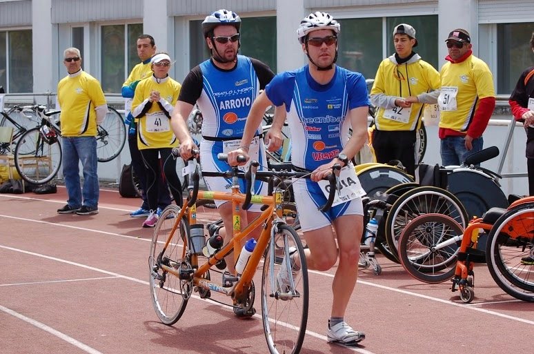 Con Rafel corriendo llevando el tandem en el cambio de sector del Campeonato de España de triatlón de Pontevedra