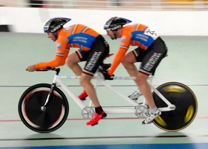Rodando con el tandem por el velódromo con Tauler