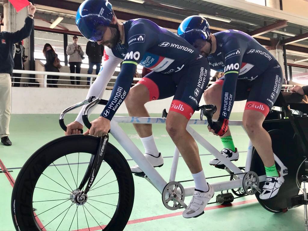 Preparado para arrancar en la máquina del velódromo con Javi