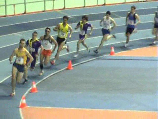 Corriendo en un control de atletismo en pista cubierta, tirando del grupo