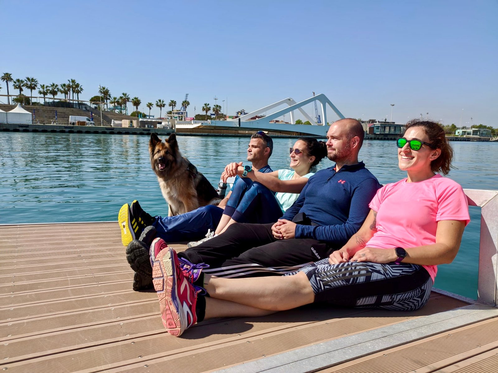 En el puerto con compañeros de entreno, sentados tras entrenar
