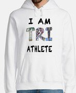 DIseño de camiseta I am TRI athlete donde en la palabra tri dentro de cada letra se ve a gente practicando uno de los deportes del triatlón