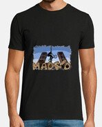 Diseño de camiseta en la que un ciclista hace pirtuetas sobre las letras de piedra que forman la palabra Madrid y de fondo se ven las torres Kio