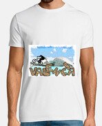 Diseño de camiseta en el que se ve una foto de la ciudad de las artes y las ciencias, y en ella hay piedras formando las letras de valencia, y encima un ciclista pasándolas 